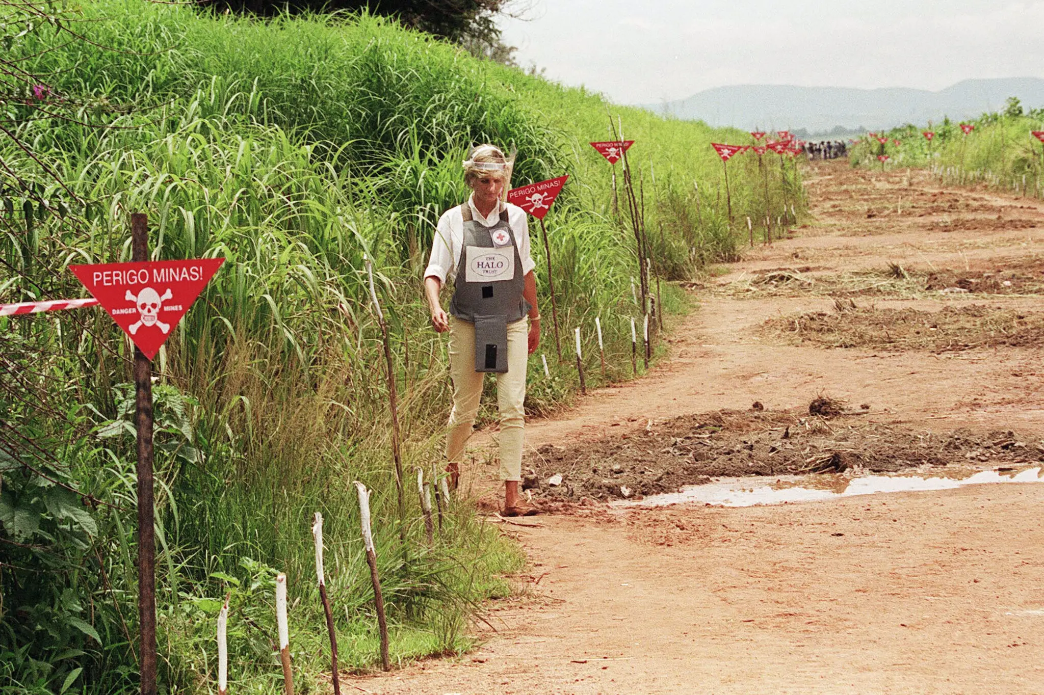 Діана, принцеса Уельська, в Анголі в 1997 році. За словами активістів, її підтримка мала вирішальне значення для підвищення обізнаності громадськості про небезпеку протипіхотних мін